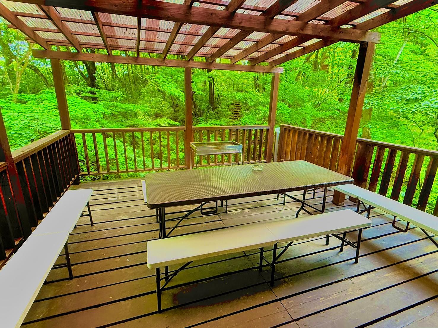 屋根付きウッドデッキ