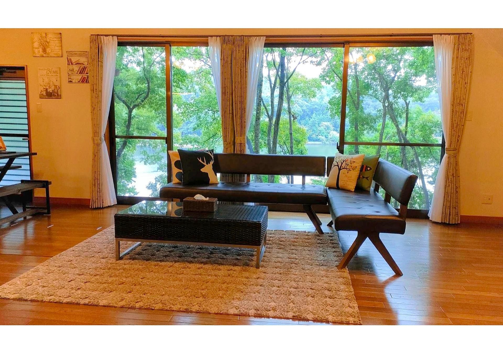 湖と木々の緑を眺めながらお寛ぎください♪