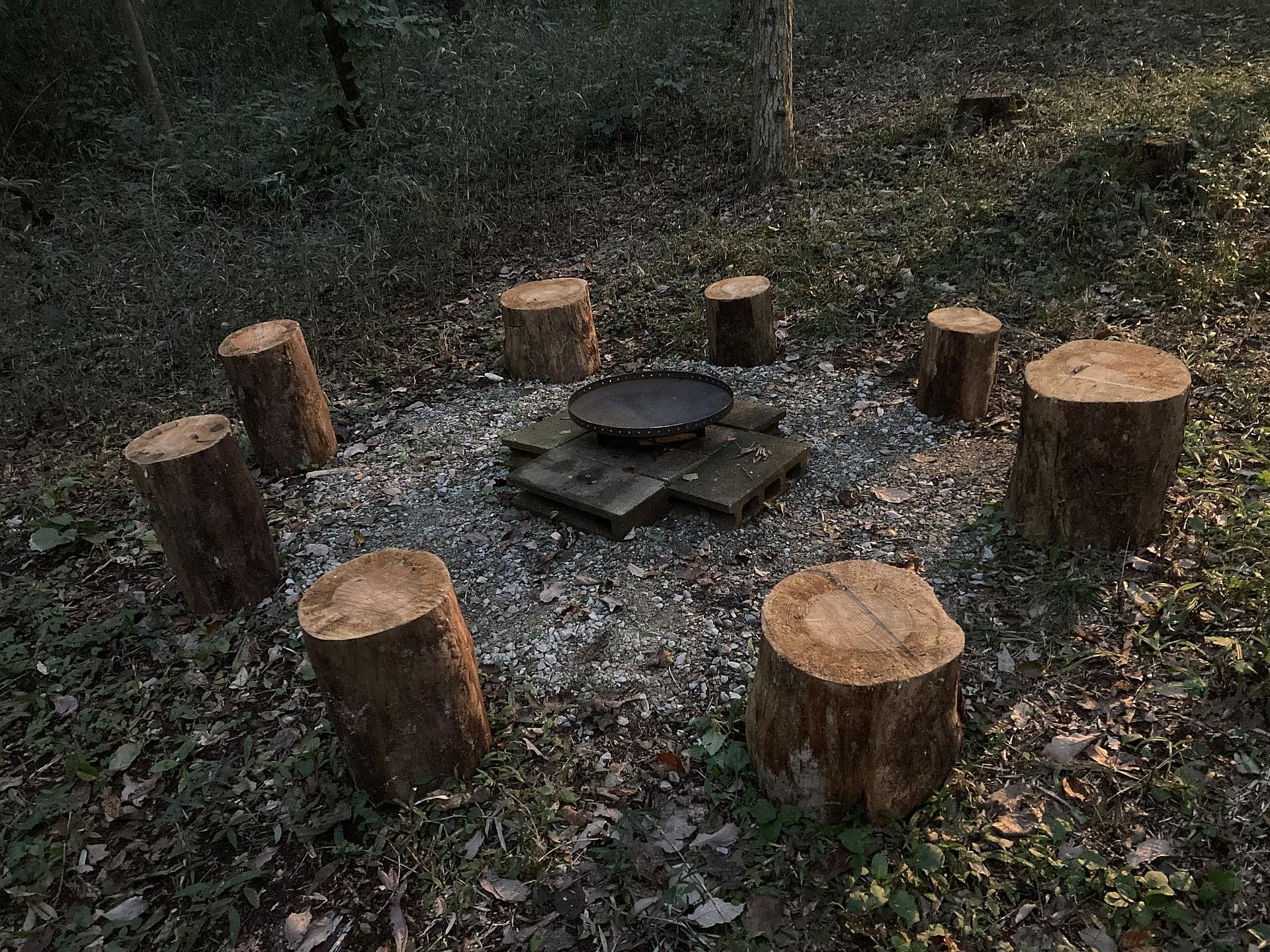 シンプルな焚き火スペースを新しく作りました。ぜひお楽しみください。