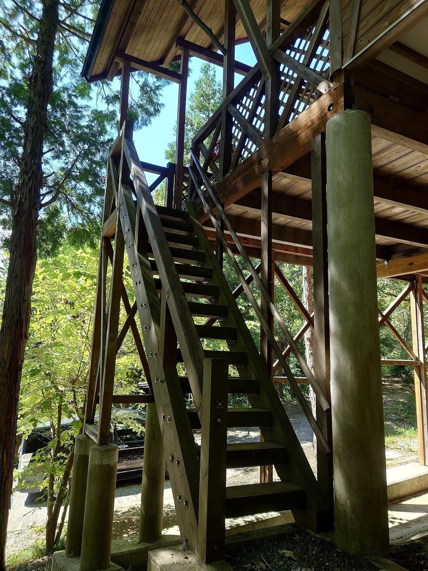 外階段からもウッドデッキに行くことが出来ます。