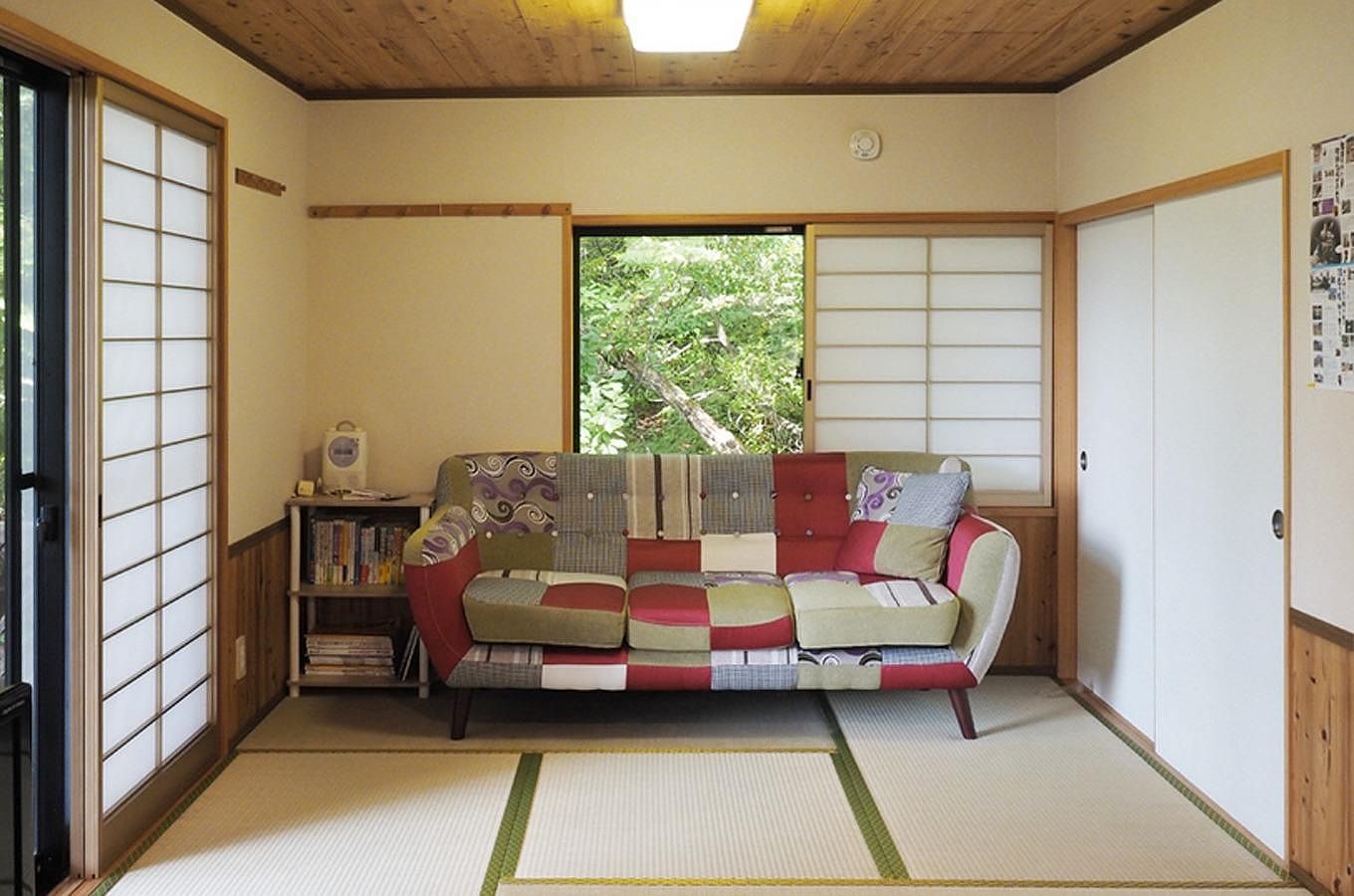 小上がりの和室には3人がけのソファー