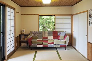 小上がりの和室には3人がけのソファー