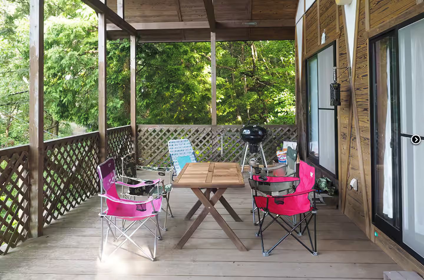  テーブル、椅子、BBQグリルは無料でご利用頂けます。（BBQ用具と炭は追加料金、またはご持参。）