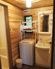 洗面所。(ご宿泊人数分の歯ブラシセット、バスタオル、フェイスタオルをご用意しております。)