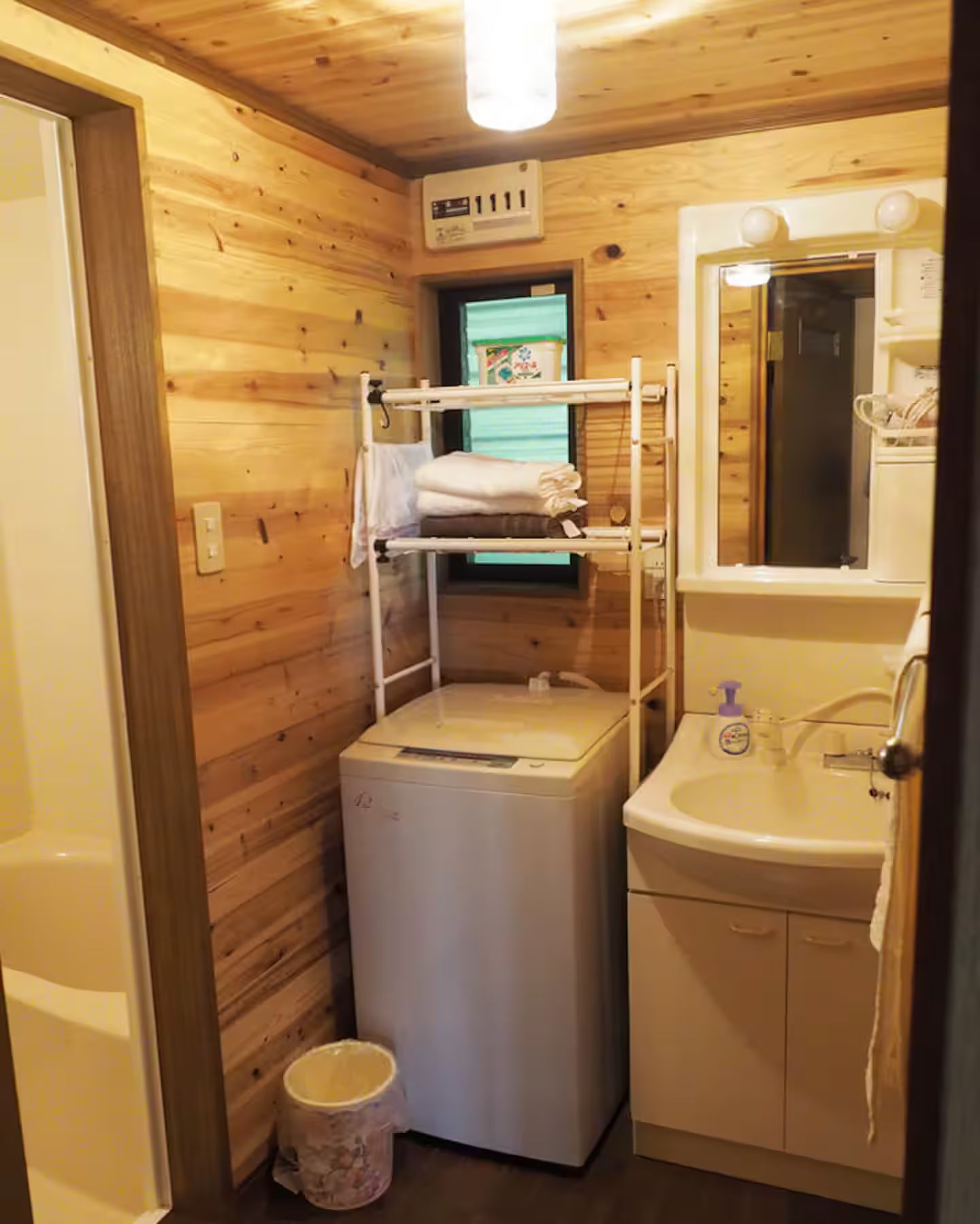 洗面所。（ご宿泊人数分の歯ブラシセット、バスタオル、フェイスタオルをご用意しております。）