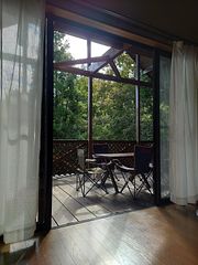 リビング・ダイニングからウッドデッキに出れます。