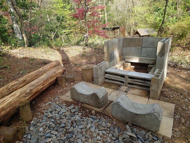 屋外には焚火スペース。