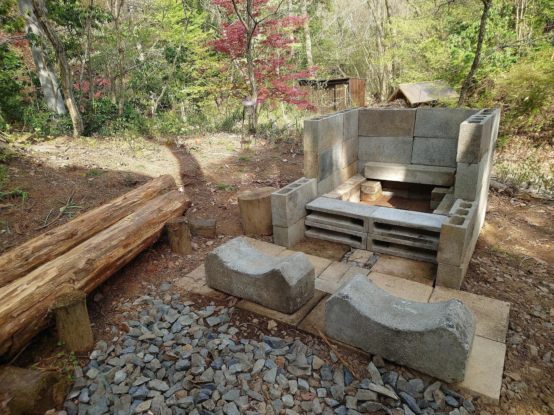 屋外には焚火スペース。