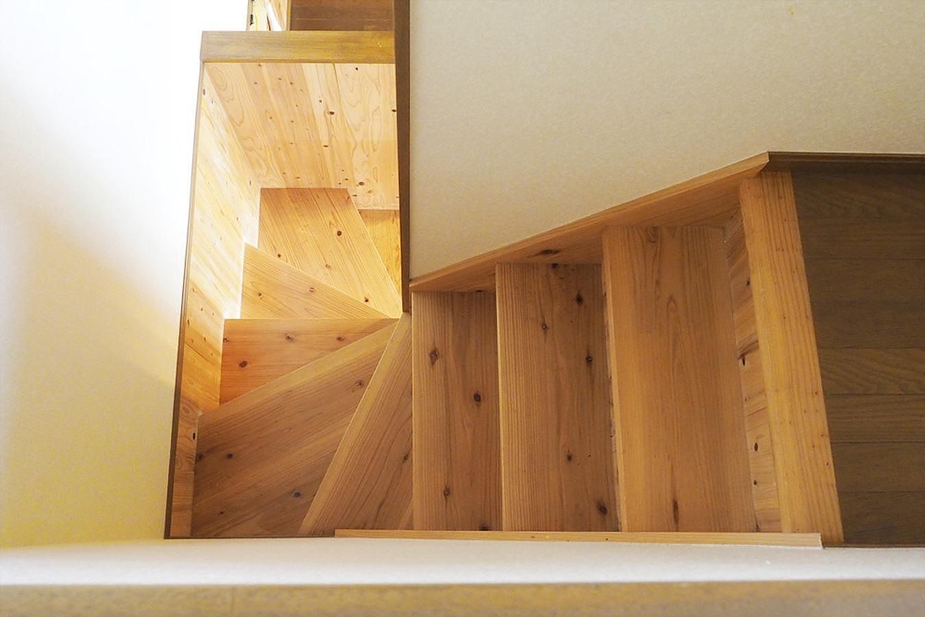 1 階と2階を繋ぐ階段/2階への階段。