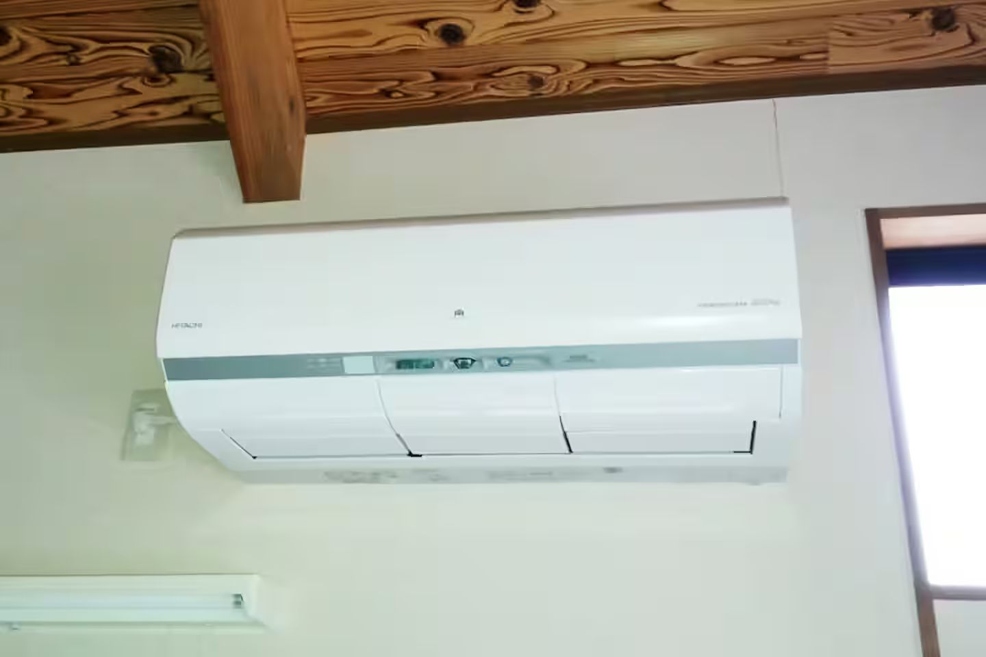 室内にはエアコン完備。また、夏には扇風機、寒い季節には灯油ファンヒーターもご用意しております。