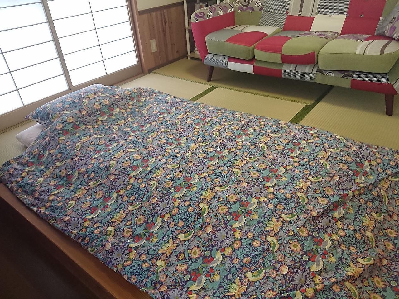 １階和室コーナー布団もご用意できます。（３名様以上から利用可。/ ご予約時にお伝えください。）