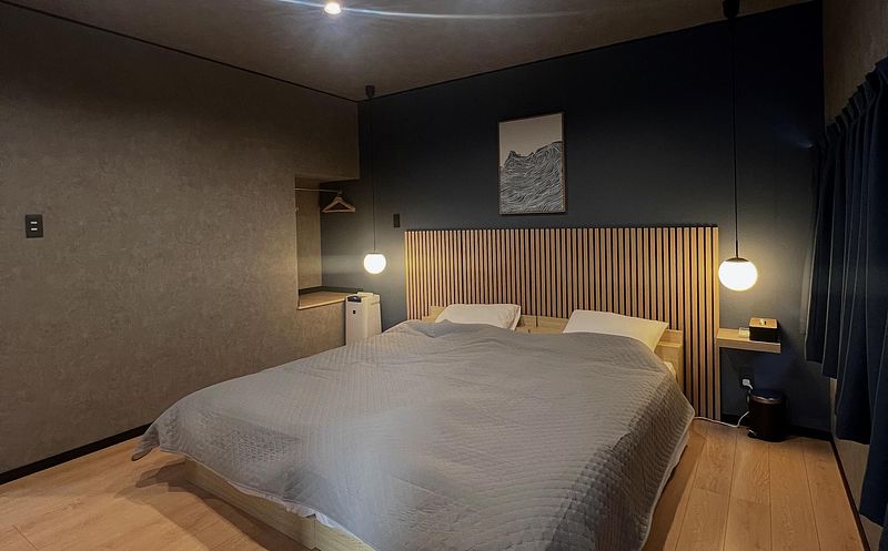 愛犬と寝れるようローベッドを採用した寝室