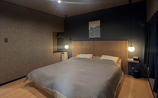 愛犬と寝れるようローベッドを採用した寝室