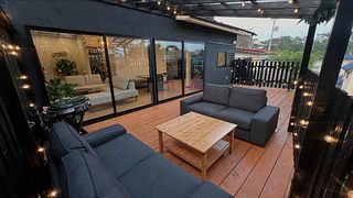 リビングと同じ高さで設計されたウッドデッキはリビング以上の広さ