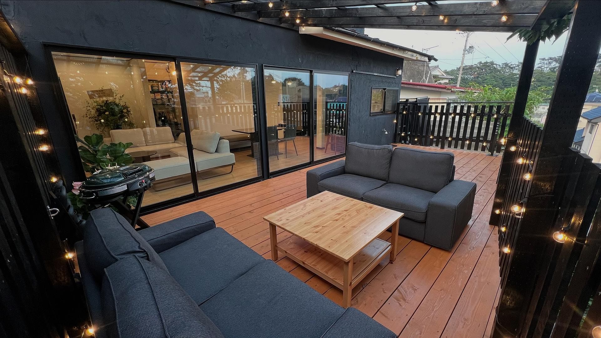 リビングと同じ高さで設計されたウッドデッキはリビング以上の広さ