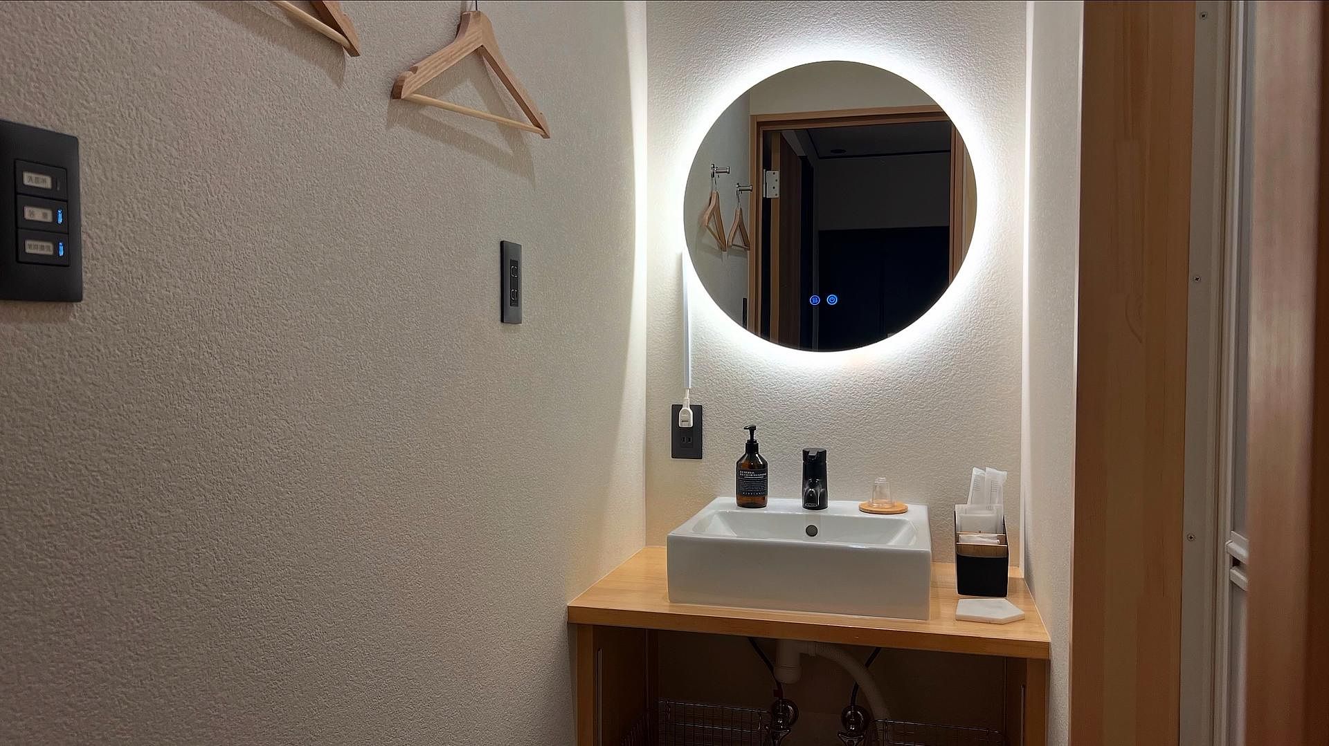 洗面台には人用アメニティも完備