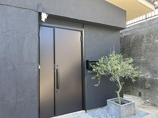 LEMO玄関ではシンボルツリーのオリーブがお出迎え