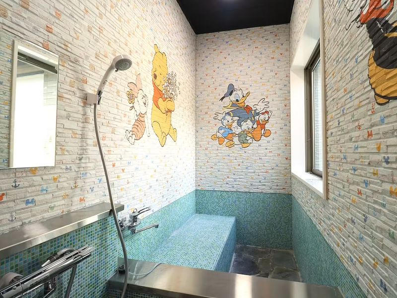 お風呂は可愛いキャラクターで一杯です。