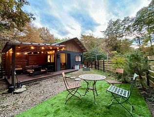 フェンスに囲まれてるアウトドアエリア