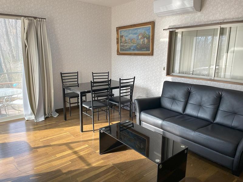 明るい陽が差し込むリビング