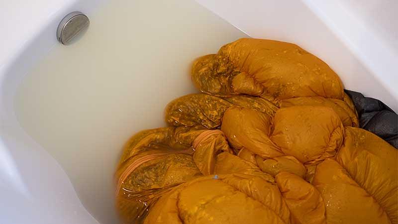 手洗いでの寝袋の洗い方｜素材別の手順