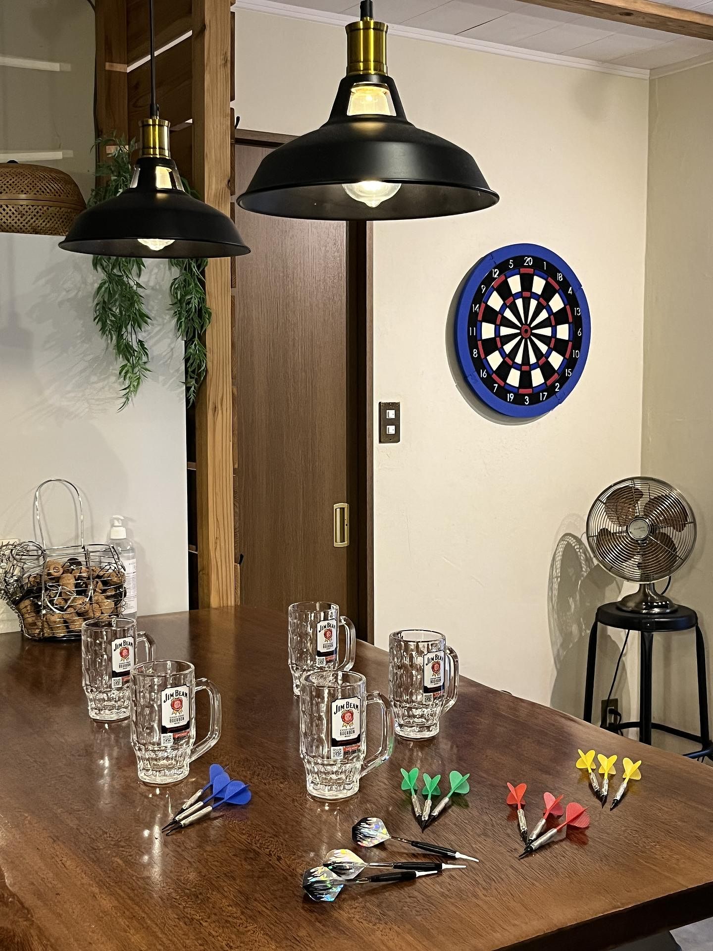 乾杯してダーツゲームを楽しめます。