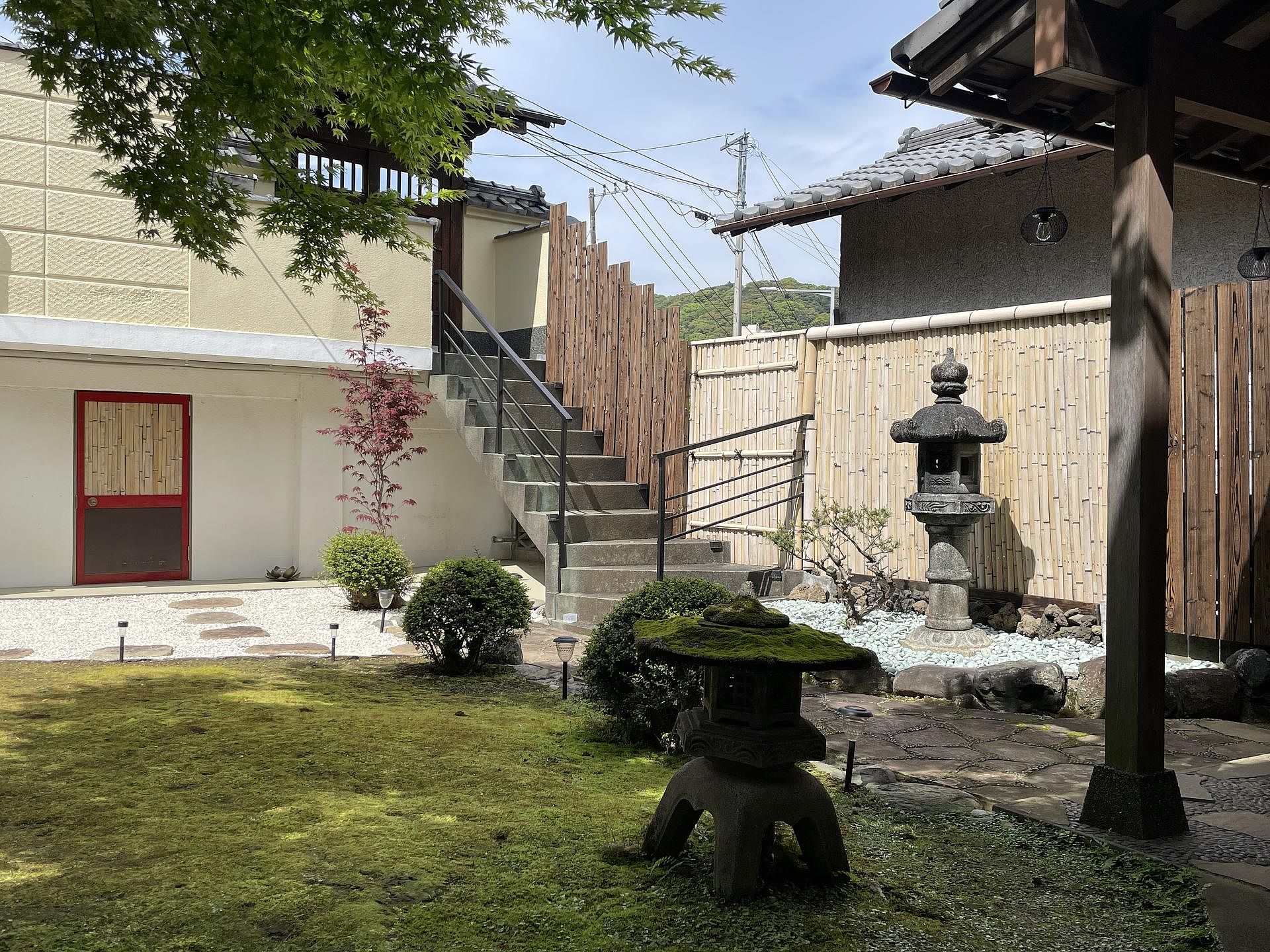 縁側から見た木戸