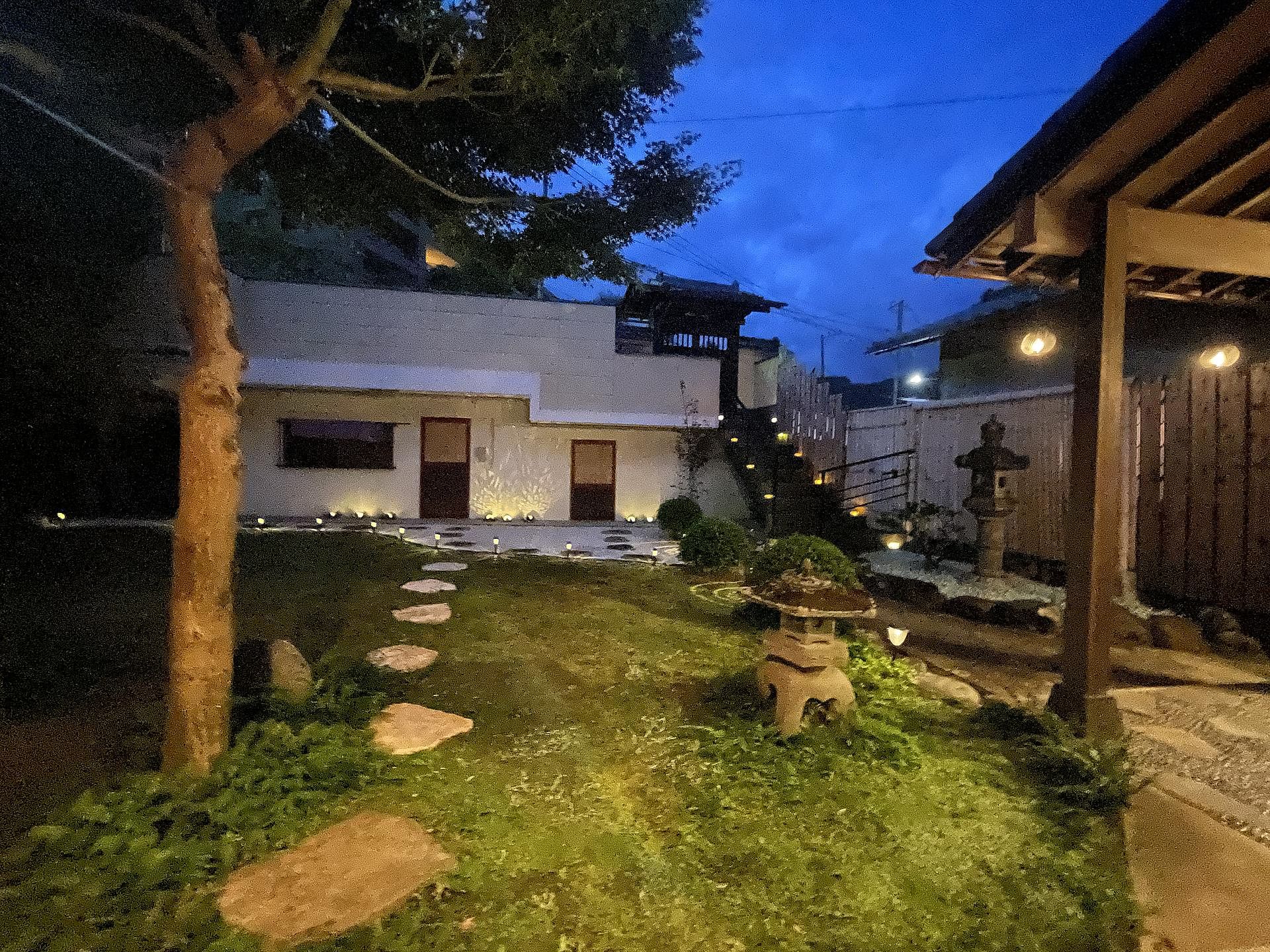 縁側から見た木戸　