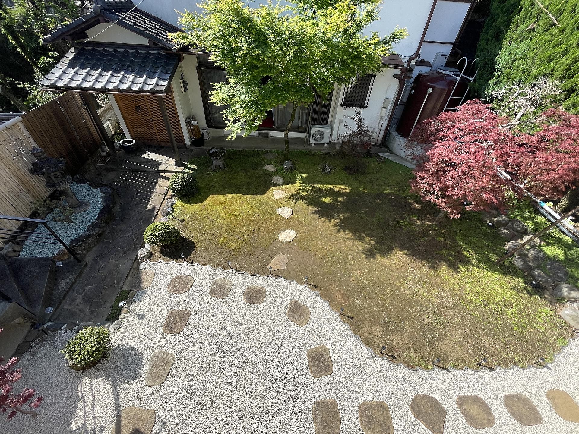 駐車場から見た庭園