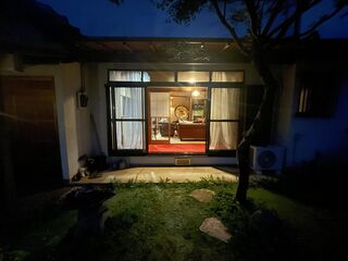 庭から見た室内 夜
