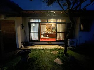 庭から見た室内　夜