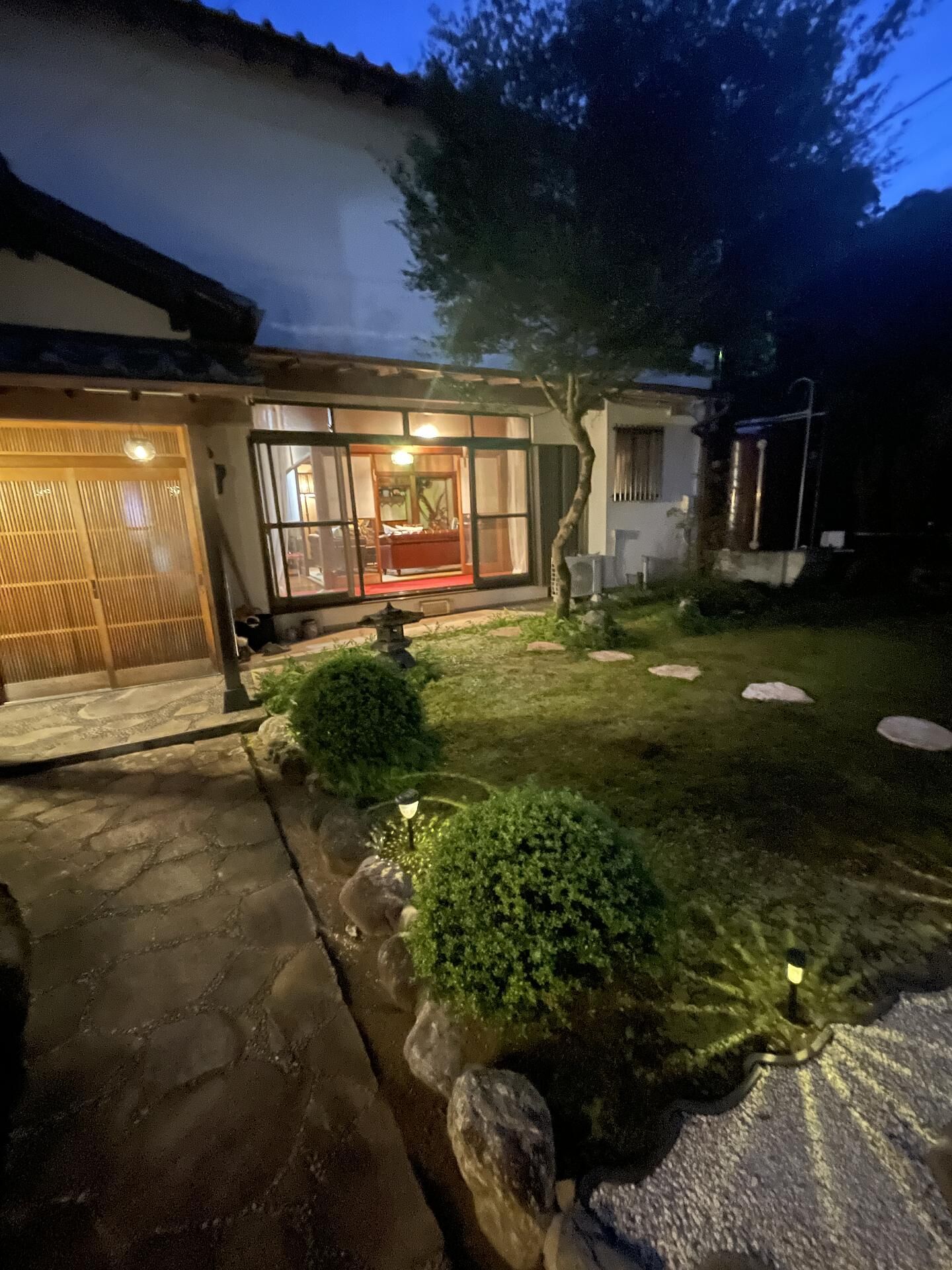 庭から見た室内　夜