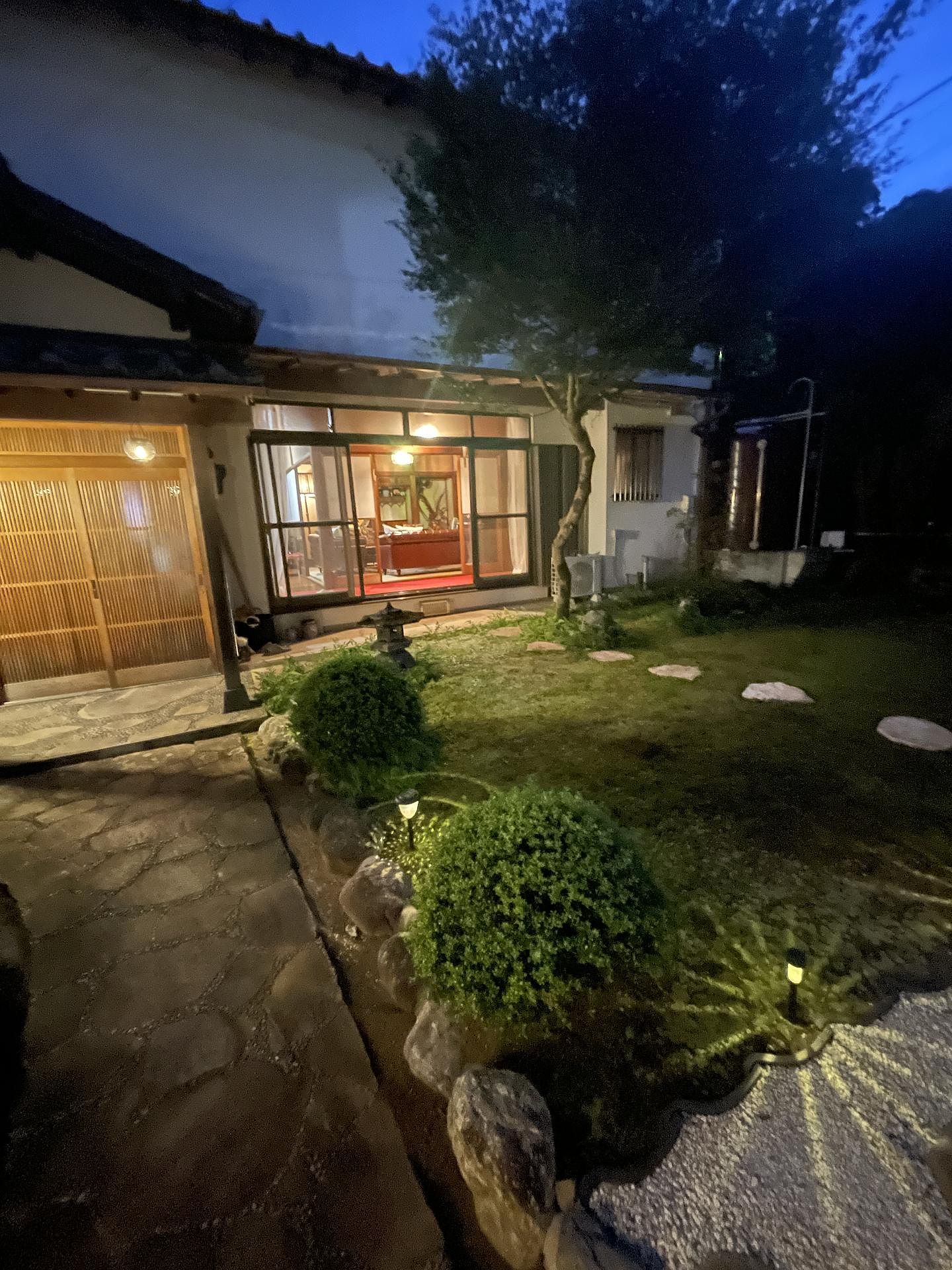庭から見た室内 夜