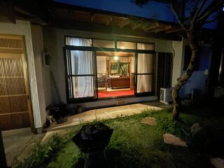 庭から見た室内　夜