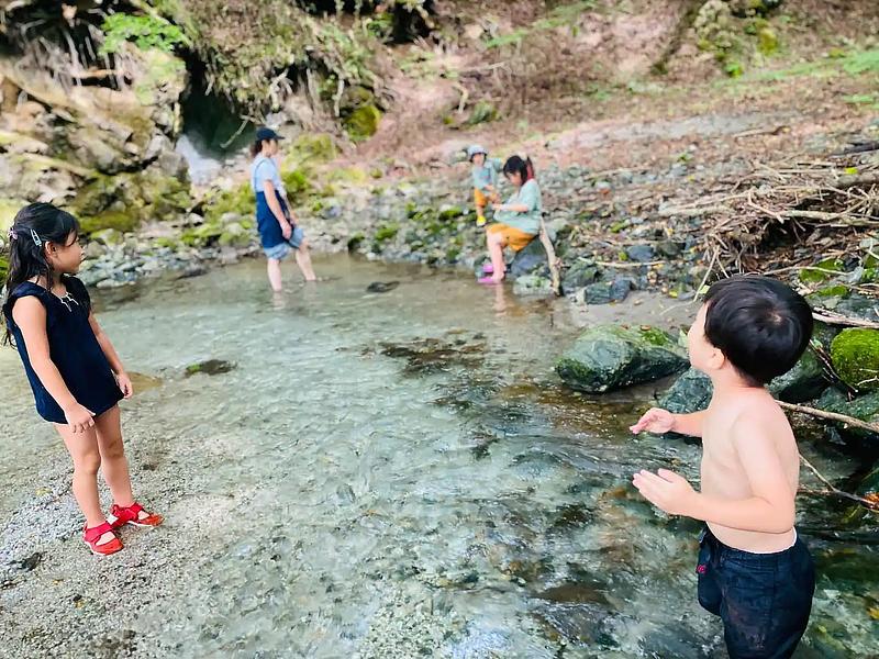 お子さまも遊びやすい水位の道志川