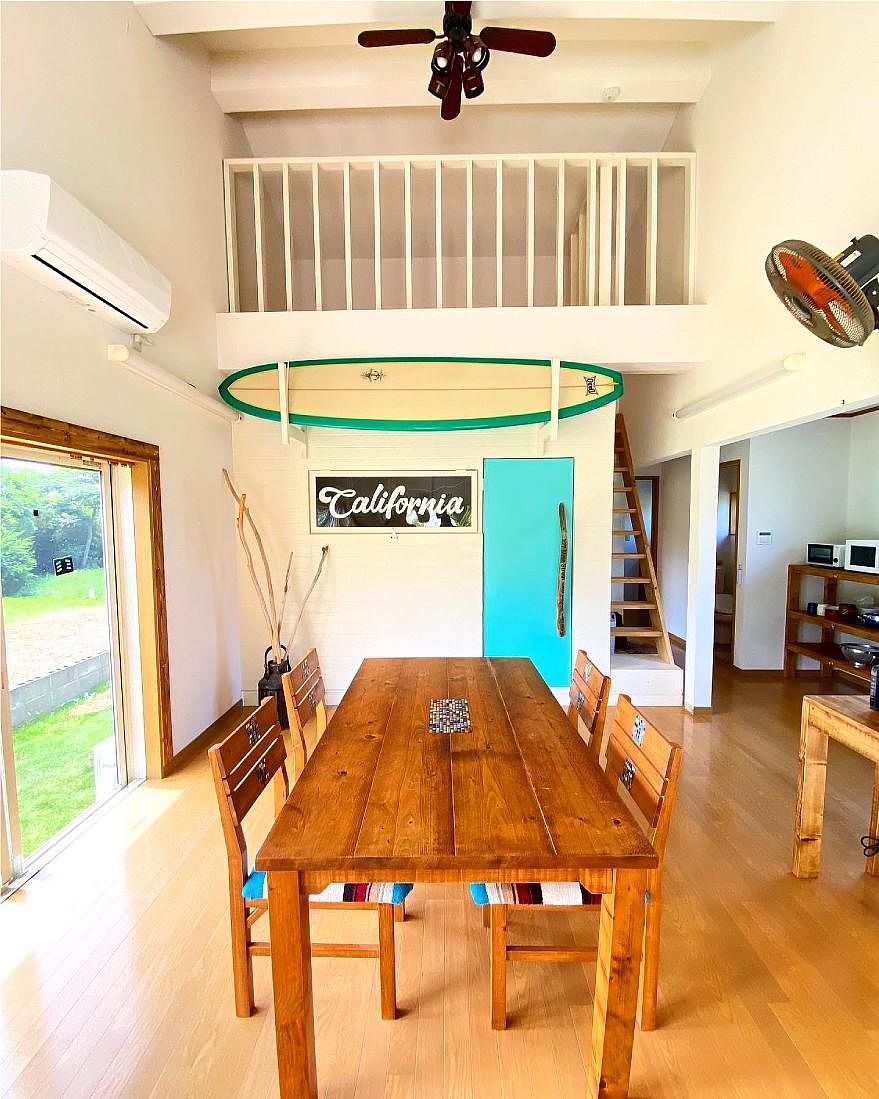 吹き抜けのリビングご家族やご友人とゆっくりとした時間をお過ごし下さい。