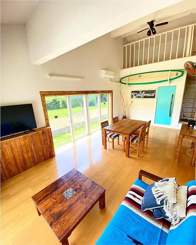 ソファーでくつろぎながらテレビや映画を鑑賞できます。