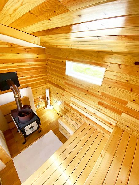 木の香りがするサウナルーム。ご家族や友人と癒しの時間をお過ごし下さい。