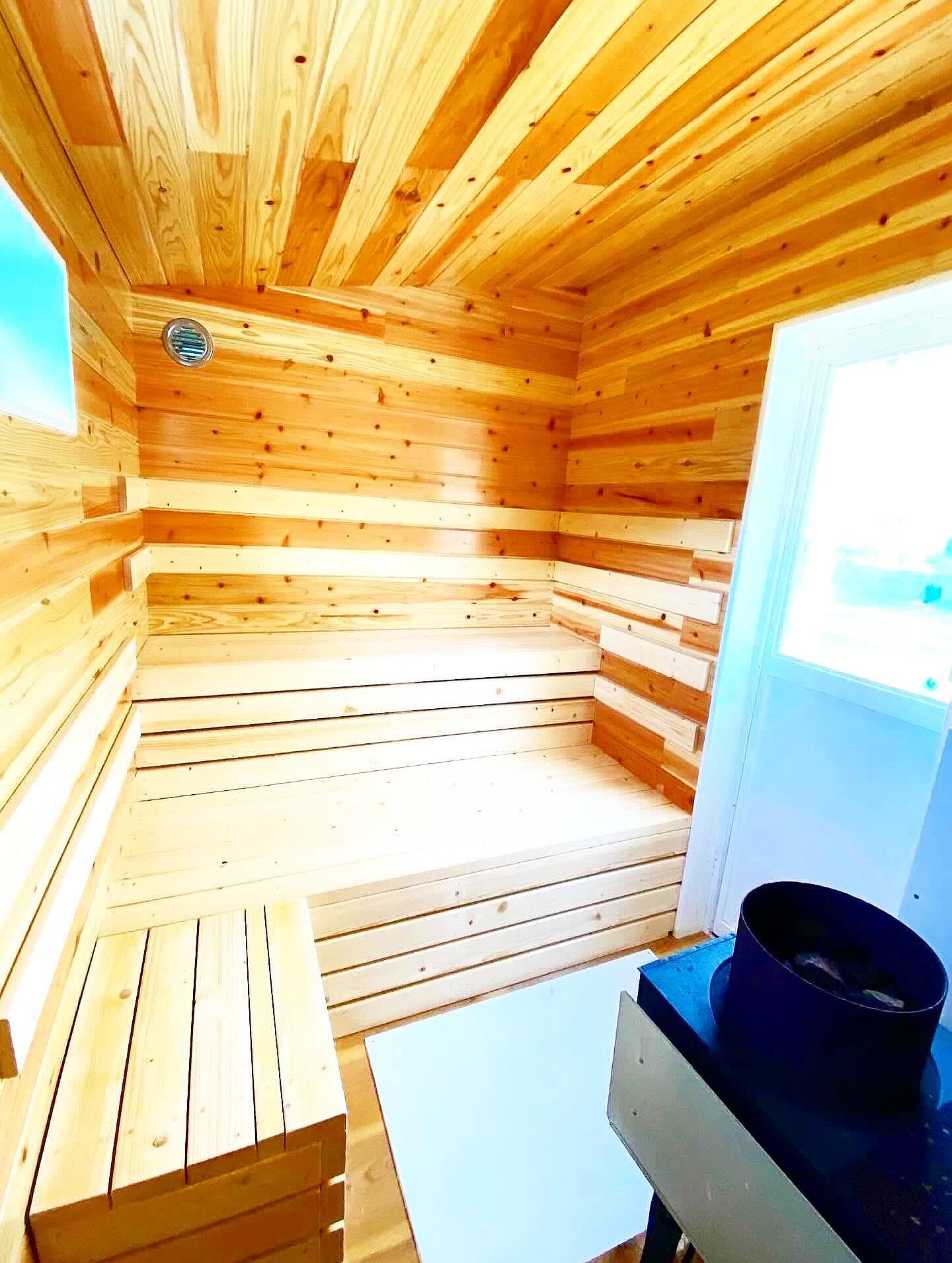 ロウリュようにほうじ茶をご用意しております。香りと蒸気をお楽しみ下さいませ。