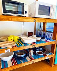 陶器の食器＋バーベキュー用のステンレス皿もご用意しております。