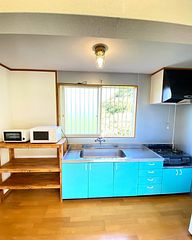 ターコイズブルーのキッチン　大きなシンクなので沢山の食器も洗いやすいです。