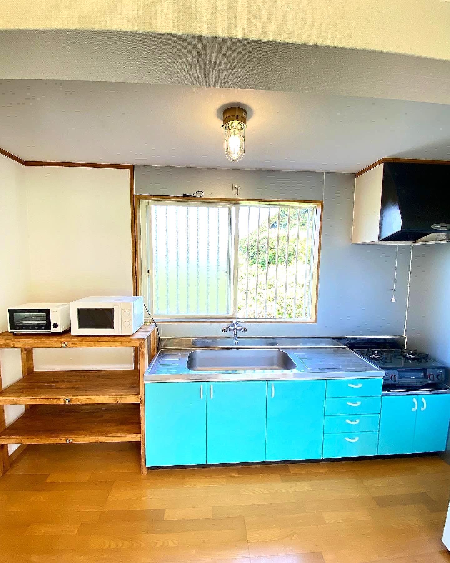 ターコイズブルーのキッチン　大きなシンクなので沢山の食器も洗いやすいです。