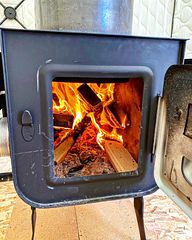 サウナは薪ストーブを使用しております。