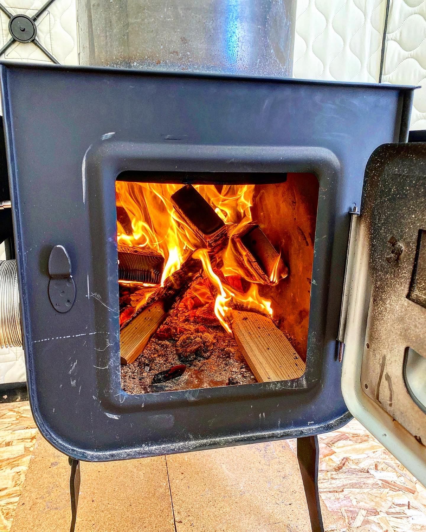 サウナは薪ストーブを使用しております。