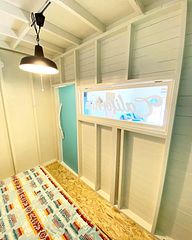 白とターコイズブルーが印象的な海を感じる寝室