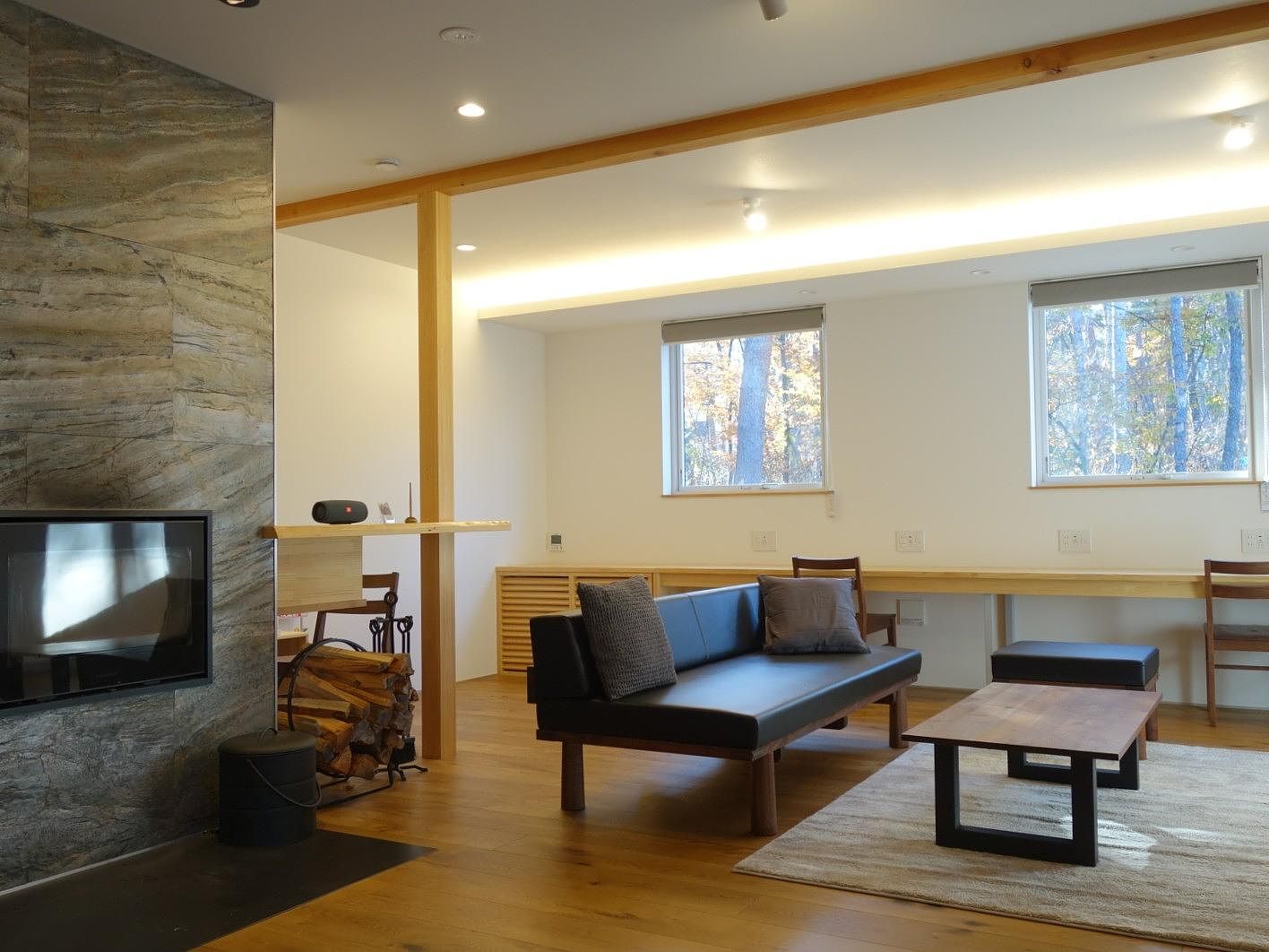 やわらかい光が差しこむリビング。冬季は薪ストーブも。