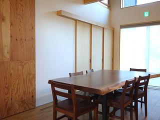 ダイニングでは無垢材のテーブルを囲んで団らんの時間をお過ごしください。