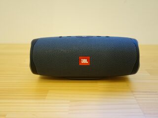 ポータブルスピーカーでいつでも好きな音楽を。プロジェクターとの接続も可能です。