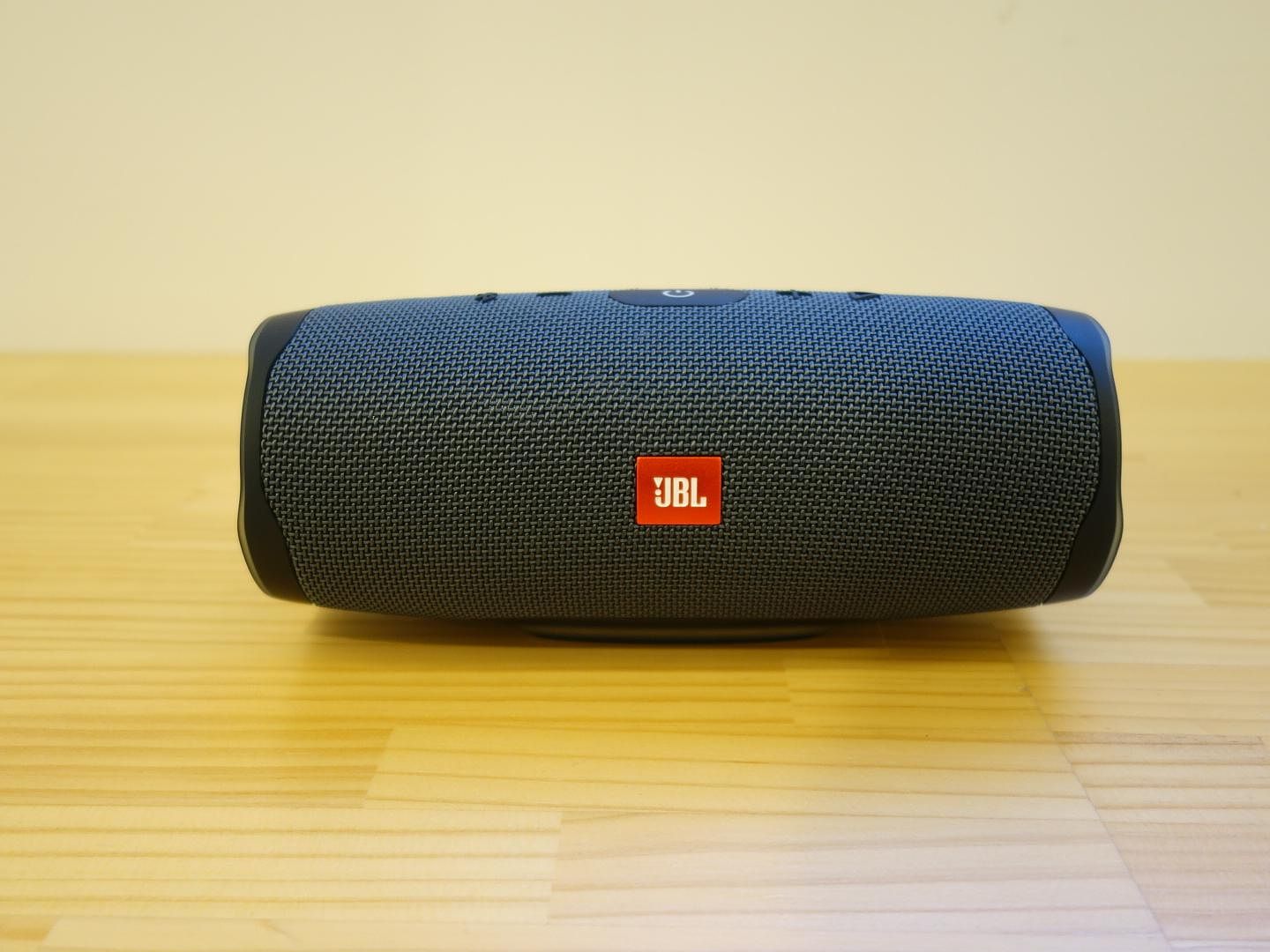 ポータブルスピーカーでいつでも好きな音楽を。プロジェクターとの接続も可能です。