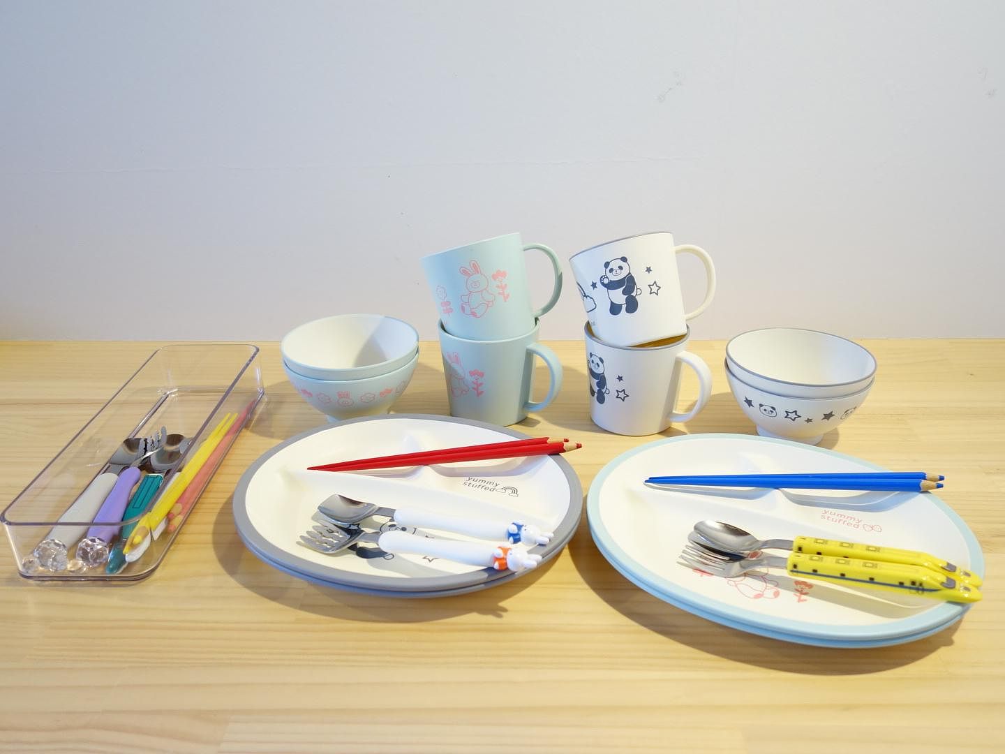 お子様用食器・カトラリーを４人分ご用意しています。